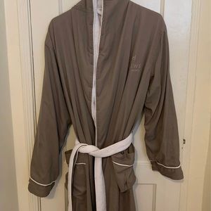 Lowe's Luxury Hotels and Resorts Robe